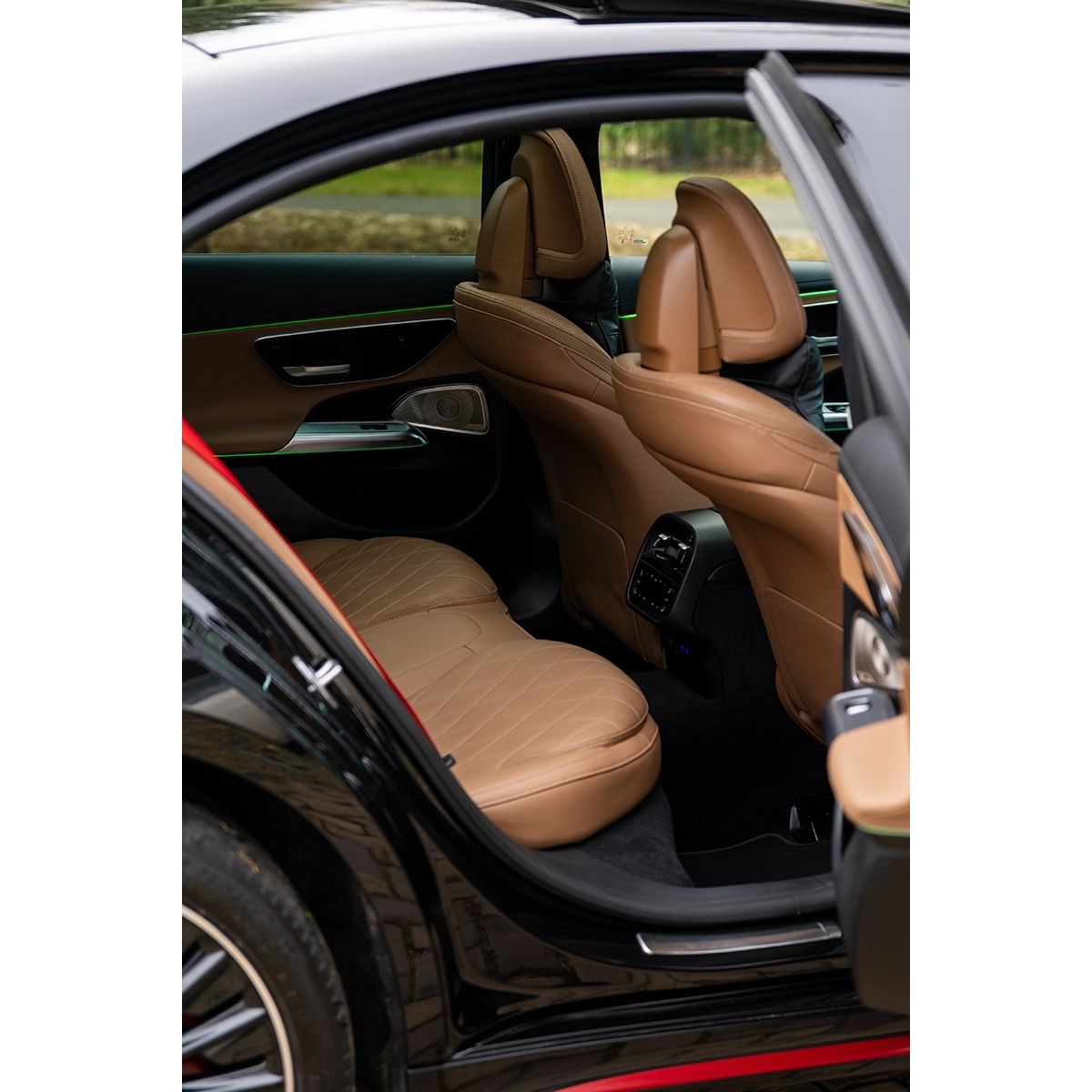 Mercedes E300e AMG Line huren Zwarte Mercedes E300e AMG Line met AMG pakket en sterrenhemel