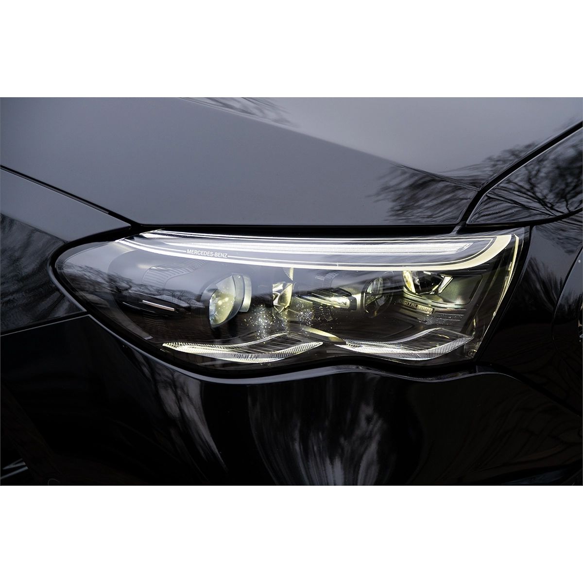 Mercedes E300e AMG Line huren Zwarte Mercedes E300e AMG Line met AMG pakket en sterrenhemel