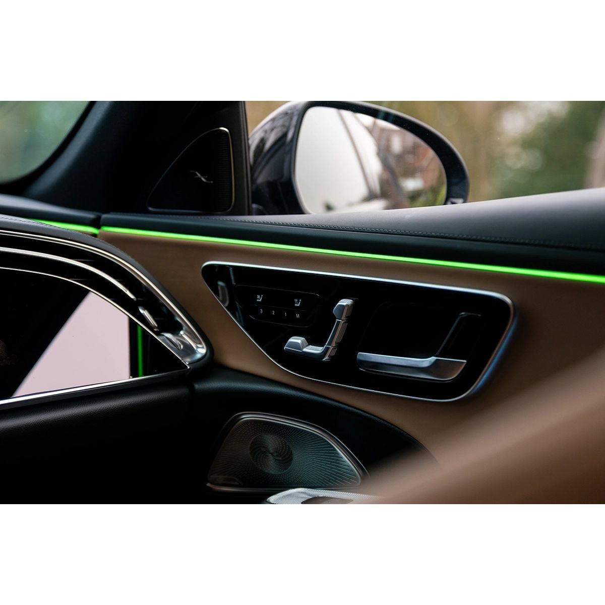 Mercedes E300e AMG Line huren Zwarte Mercedes E300e AMG Line met AMG pakket en sterrenhemel
