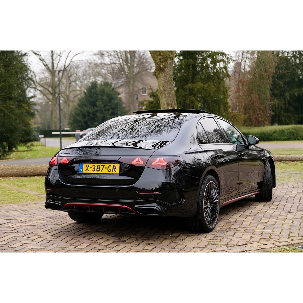 Mercedes E300e AMG Line huren Zwarte Mercedes E300e AMG Line met AMG pakket en sterrenhemel