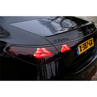 Mercedes E300e AMG Line huren Zwarte Mercedes E300e AMG Line met AMG pakket en sterrenhemel