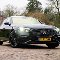 Mercedes E300e AMG Line huren Zwarte Mercedes E300e AMG Line met AMG pakket en sterrenhemel