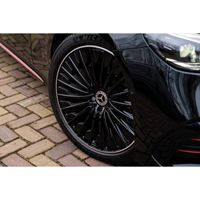 Mercedes E300e AMG Line huren Zwarte Mercedes E300e AMG Line met AMG pakket en sterrenhemel
