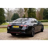 Mercedes E300e AMG Line huren Zwarte Mercedes E300e AMG Line met AMG pakket en sterrenhemel